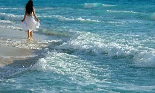 ما هو تفسير رؤية المشي فوق البحر في المنام للعزباء؟