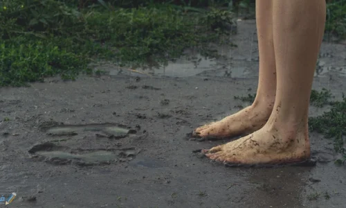 أهم تفسيرات رؤية المشي في الطين في المنام للعزباء لابن سيرين