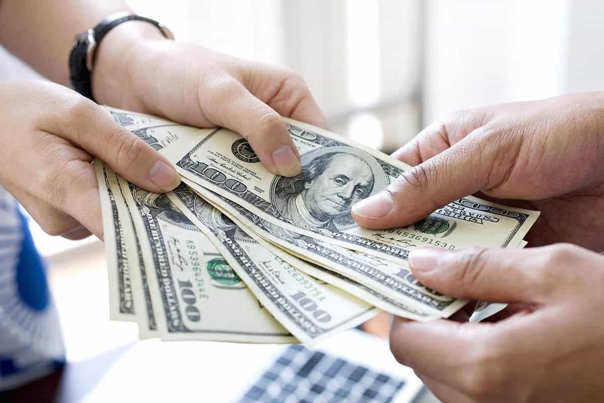 أهم تفسيرات رؤية إعطاء المال في المنام لابن سيرين